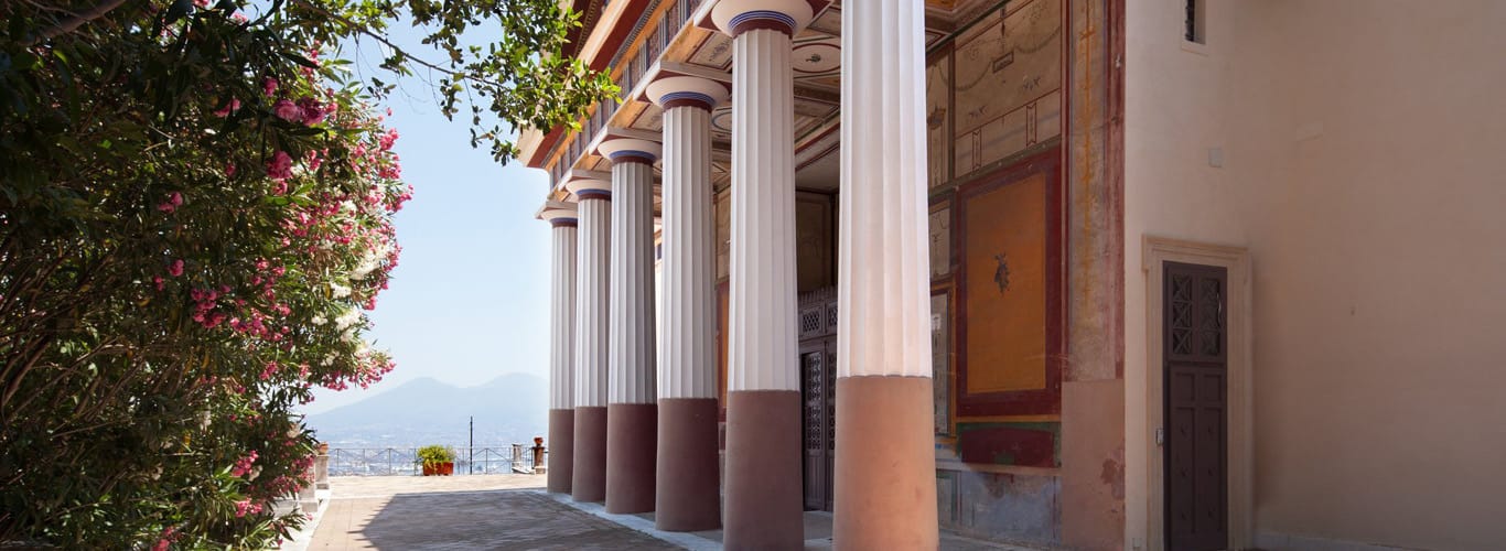 Location per eventi: esterno di un edificio decorato con 6 colonne greche.