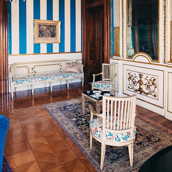 Salotto della casa Dentice in stile vittoriano utilizzabile come location per eventi.