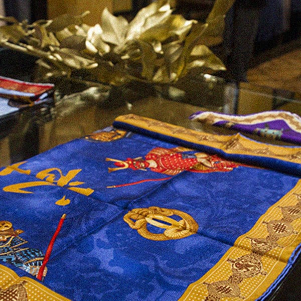 Fazzoletto blu, con ornamenti d'oro e raffigurante due samurai cinesi.