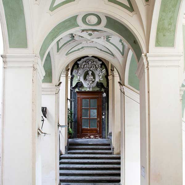 Entrata con arcate del Palazzo dello Spagnolo.