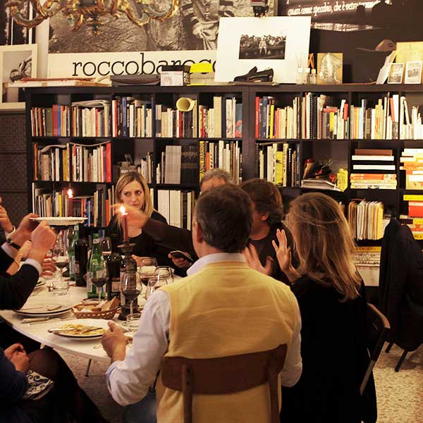 Diverse persone si divertono a una cena organizzata in una location per eventi.