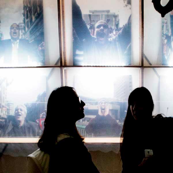 Foto ritraente due ragazze davanti a un'opera d'arte contemporanea presso Tribunali 138.