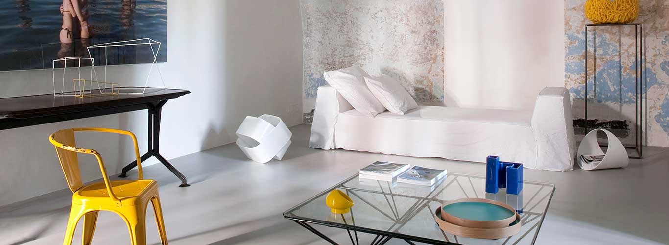 Salotto prevalentemente bianco e in stile moderno presso la location per eventi Uva a Capri.