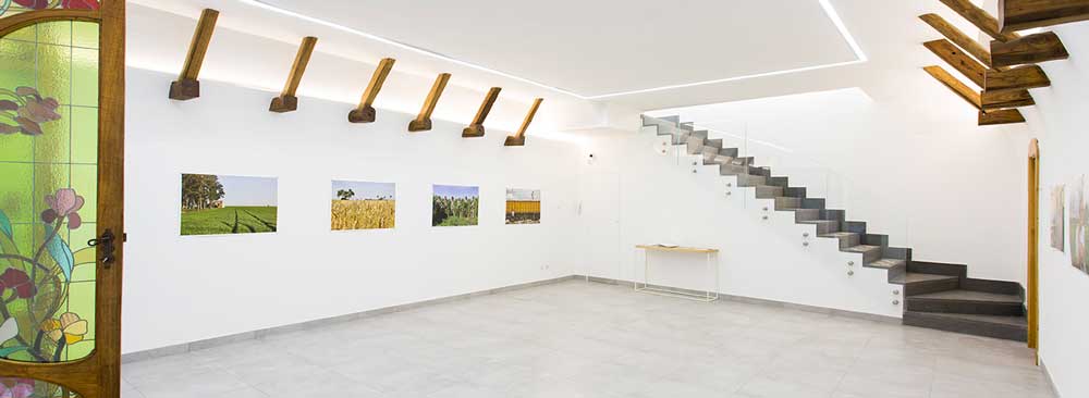 A.N. Gallery: Stanza con quadri appesi sulla parete sinistra utilizzabile come location per eventi.