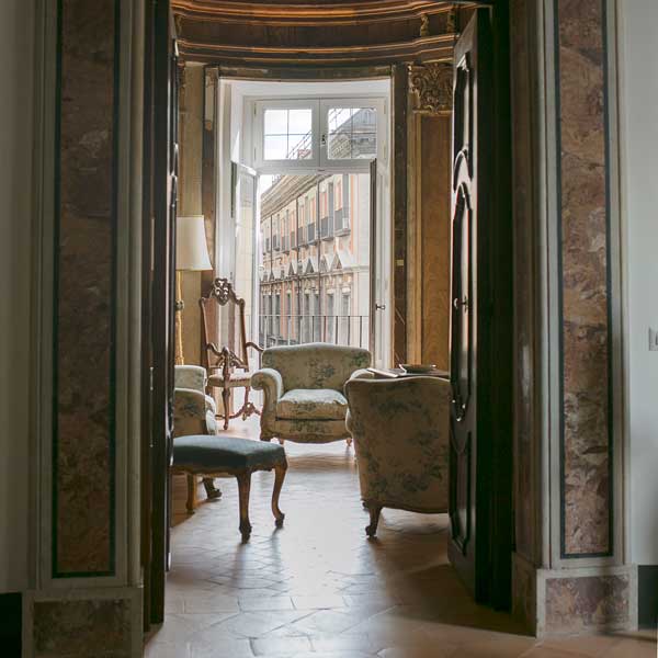 Porta aperta che dà su una sala del Palazzo Positano.