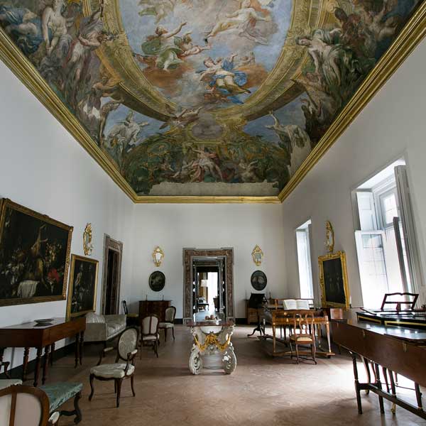 Elegante sala interna al Palazzo Positano utilizzabile come location per eventi.
