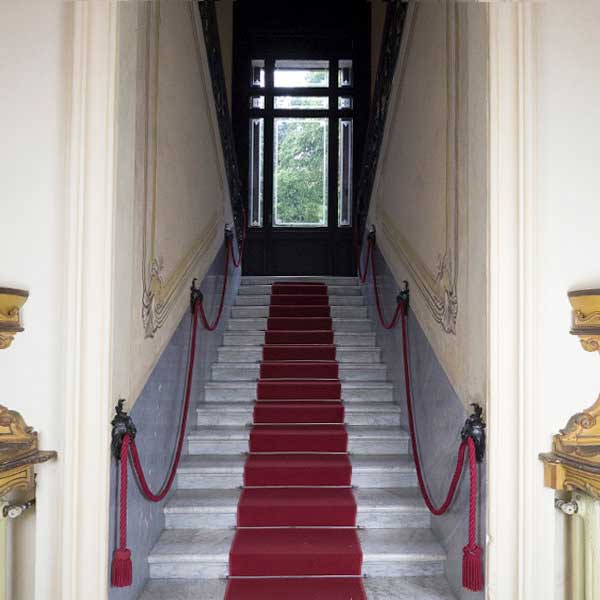 Scalinata con tappeto rosso della Villa Malfatti.