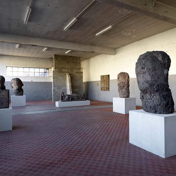 Location per eventi in stile industriale: esposizione artistica all'interno della Galleria ICA a Milano