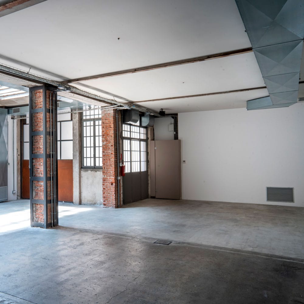 Stanza vuota in stile industriale interno all Ordet Gallery a Milano