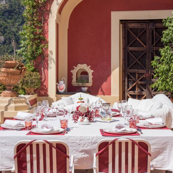 Elegante sala da pranzo all'esterno di un palazzo a Positano utilizzabile come location per eventi.