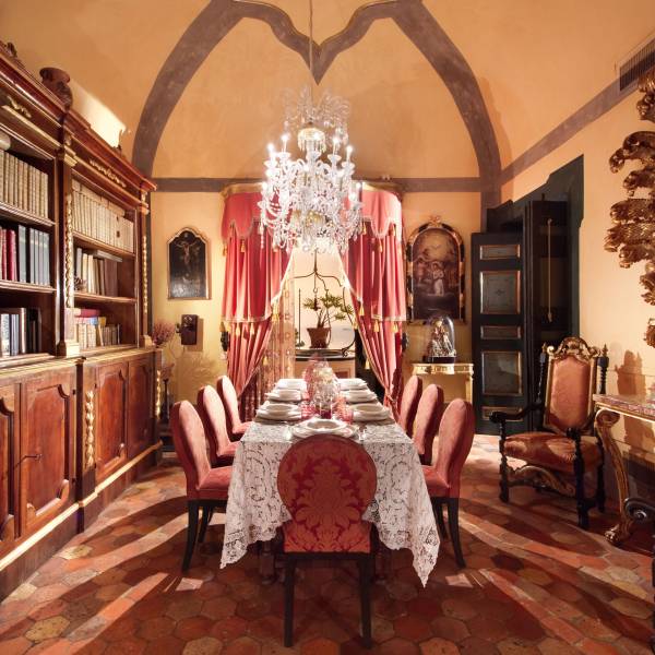 Elegante sala da pranzo di un palazzo a Positano utilizzabile come location per eventi.