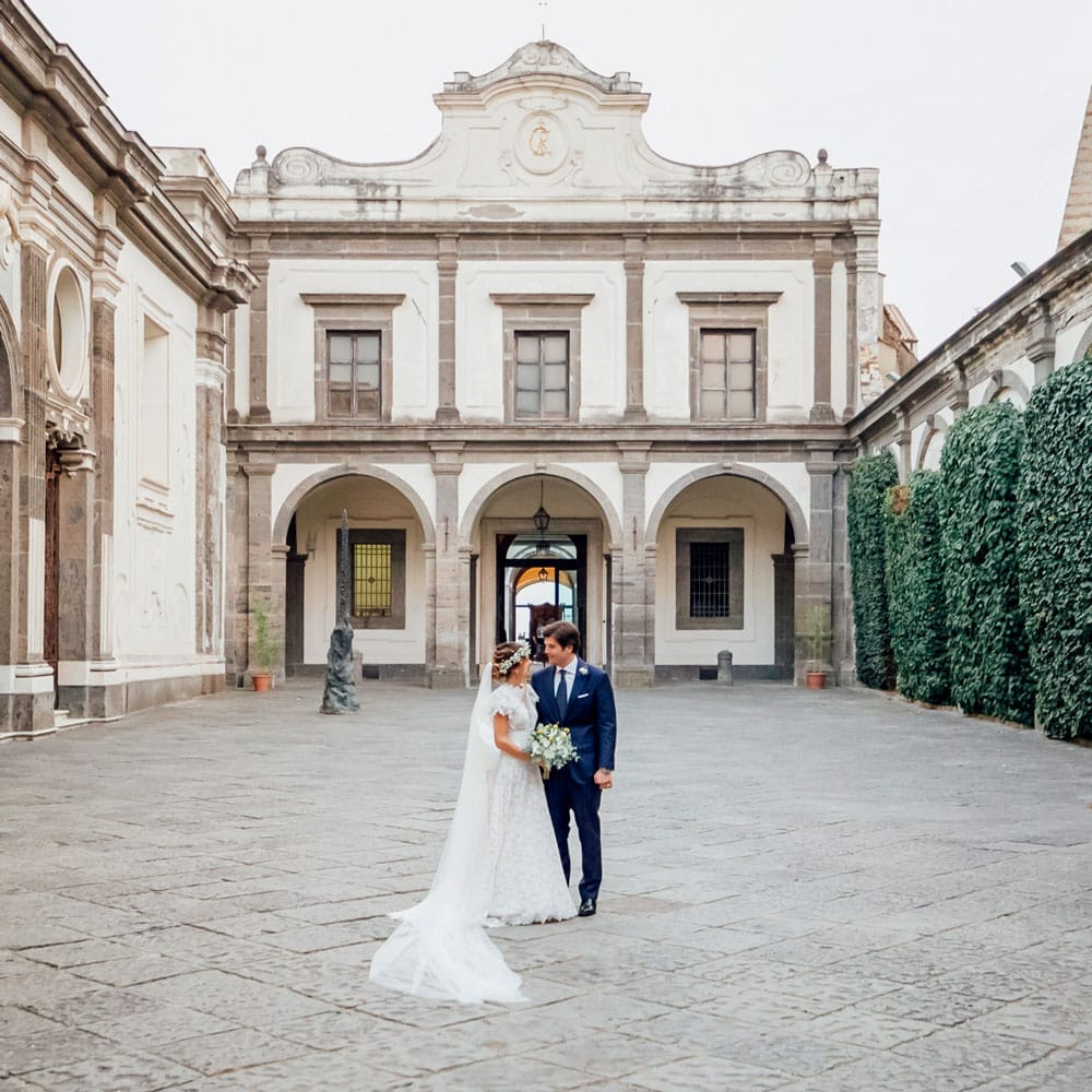 Foto di un matrimonio organizzato in una location per eventi.