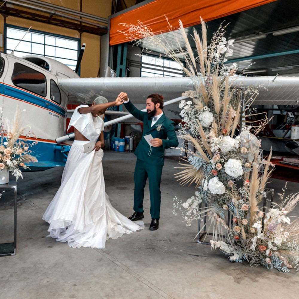 Festeggiamenti per un matrimonio organizzato in una location per eventi.