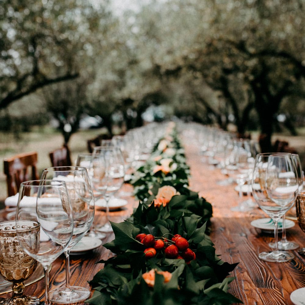 Tavola apparecchiata per un matrimonio organizzato in una location per eventi.